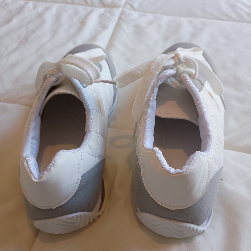 NWT Women's white and gray sneakers Size 8.5 Quilted Fabric‎ Low Profile - Picture 6 of 9